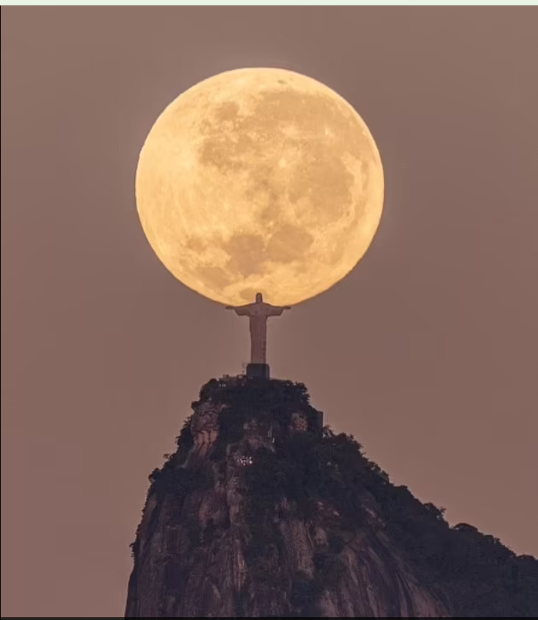 里約熱內盧著名地標救世基督像與下沈的月亮巧妙的結合在一起。（翻攝自IG@leosens）